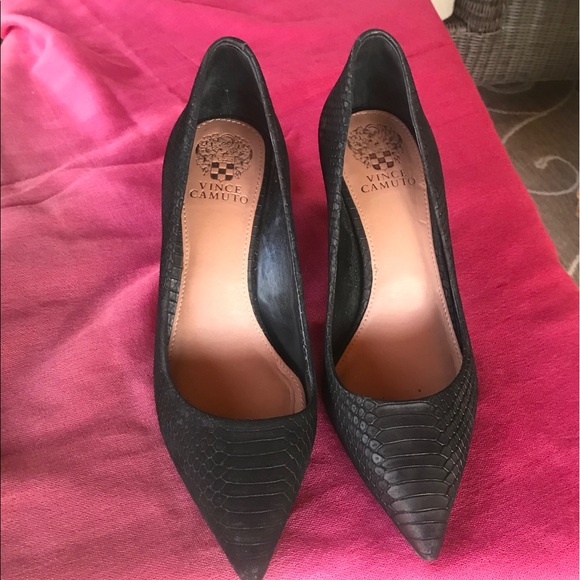 Vince Camuto Black suede snake pump. Size 8 1/2 - Picture 2 of 8